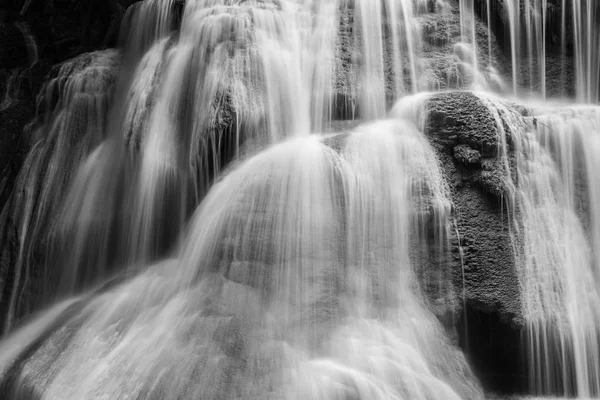 Jez na vodopád černá a bílá — Stock fotografie