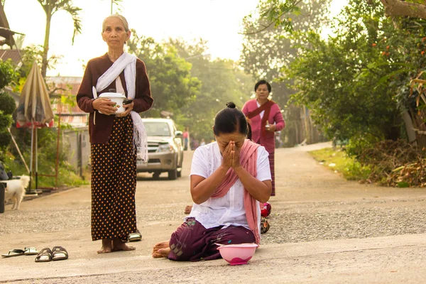 Sangklaburi, Kanchanaburi, THAILAND - OCT 26: Monges budistas recebem comida de pessoas para o Fim do Dia da Quaresma Budista. em 26 de outubro de 2013 em Sangklaburi, Kanchanaburi, Tailândia . — Fotografia de Stock