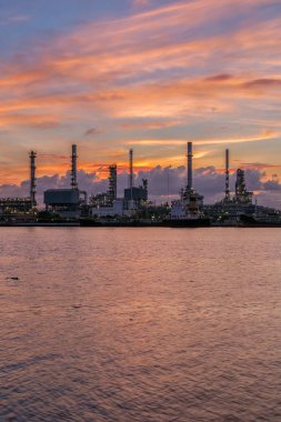 Petrol rafinerisi Nehri alacakaranlıkta (Bangkok, Tayland)