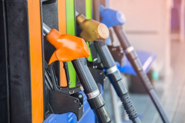 benzin pompası uçlarını bir servis istasyonu