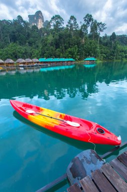 Kanoyla Ratchaprapha Barajı Khao Sok Milli Parkı, Surat Thani Eyaleti, Tayland, Thailand, içinde güzel dağlar göl orman ve nehir doğal konumlar.