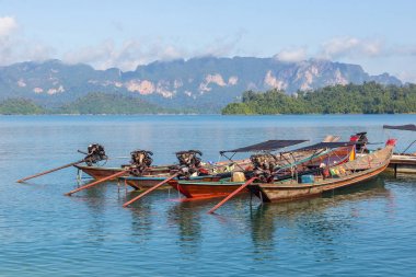 Küçük tekneler tarafından Ratchaprapha Barajı alan ili Surat Thani, Tayland seyahat.