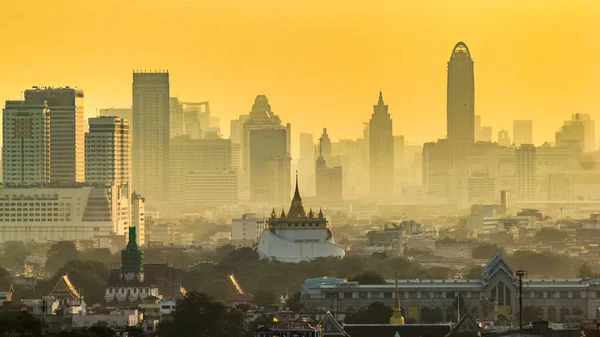 Golden Mountain Pagoda, un antiguo templo, Wat Saket en Bangkok por la mañana detrás de un distrito de negocios de gran altura. editar tono cálido — Foto de Stock