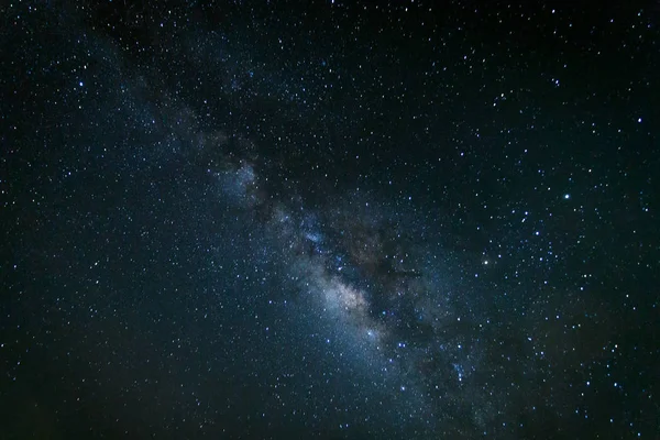 Via Láctea galáxia com estrelas e poeira espacial no universo — Fotografia de Stock