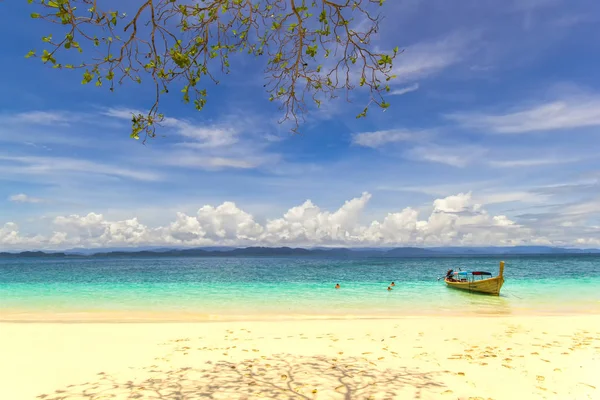 Spiaggia tropicale bellissimo mare e cielo blu a Similan isola, mare delle Andamane, Thailandia — Foto Stock