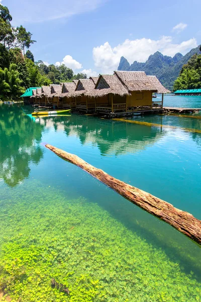 独木舟在 Ratchaprapha 大坝在考索国家公园，素叻他尼府，泰国美丽的高山湖泊森林和河流自然景点. — 图库照片
