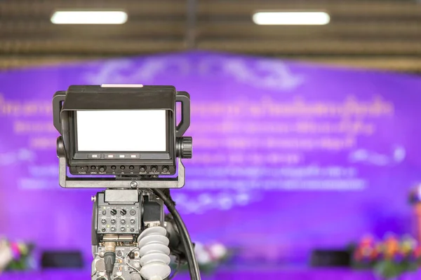 Χειριστής βιντεοκάμερας που εργάζεται με τον επαγγελματικό εξοπλισμό του — Φωτογραφία Αρχείου