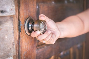 Kapı açma el kadar kapatın.