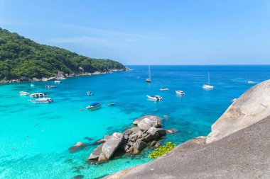 Güzel deniz manzarası ile tropik sahil ve yüksek hızlı tekne Tachai Island, Phang nga, Tayland