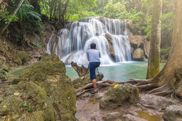 Photographer take a photo at Huai Mae Khamin waterfall in deep forest, Thailand — Stock Photo, Image