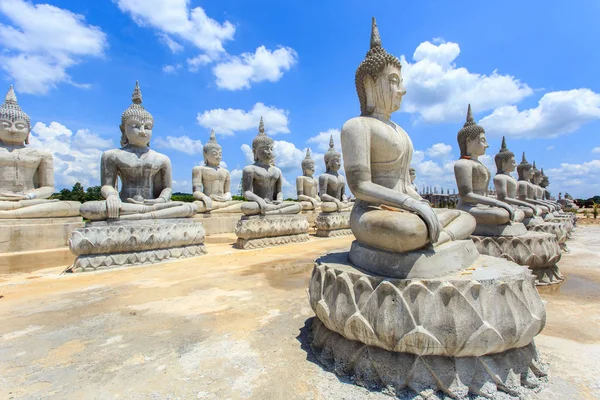 Estatua de Buda y cielo azul, Provincia de Nakhon Si Thammarat, Tailandia —  Fotos de Stock