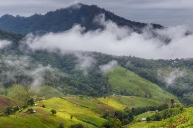 Mae La Noi, Maehongson il, Tayland siste ile dağ güneş doğarken