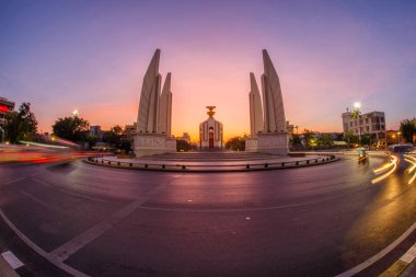 Demokrasi Anıtı an gündoğumu zaman, Bangkok, Tayland. Balık gözü lens ile fotoğraf çekmek.