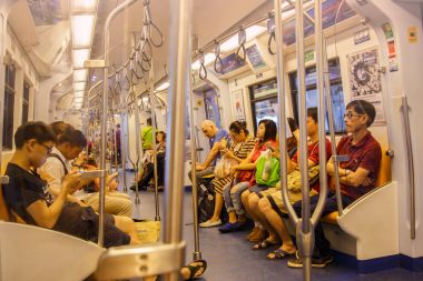 Bangkok - 8 Kasım: İnsanlar yolculuk Bts Skytrain 8 Kasım 2015 üzerinde Bangkok, Tayland. Hizmet 2012 yılında günde ortalama bir 600.000 yolcu taşıdı.