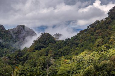 Dağlar ve günbatımı zaman, Doi Luang Chiang Dao, Chiang Mai Province, Tayland yüksek dağ manzaraya sis tabakası