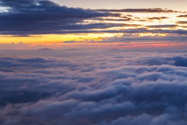Dağlar ve günbatımı zaman, Doi Luang Chiang Dao, Chiang Mai Province, Tayland yüksek dağ manzaraya sis tabakası