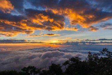Dağlar ve günbatımı zaman, Doi Luang Chiang Dao, Chiang Mai Province, Tayland yüksek dağ manzaraya sis tabakası