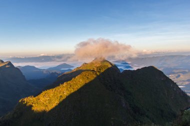 Dağlar ve günbatımı zaman, Doi Luang Chiang Dao, Chiang Mai Province, Tayland yüksek dağ manzaraya sis tabakası
