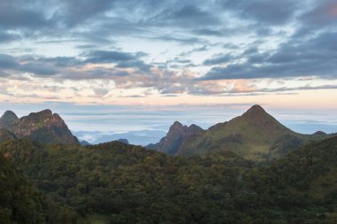 Dağlar ve günbatımı zaman, Doi Luang Chiang Dao, Chiang Mai Province, Tayland yüksek dağ manzaraya sis tabakası