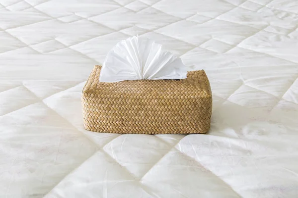 Tecido em caixa de bambu na cama — Fotografia de Stock
