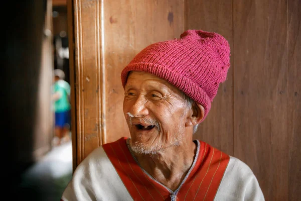 MAE KAM PONG, MAEHONGSON, THAILAND - 10 de outubro: homem não identificado Karen hill tribe está sorrindo na casa de campo do norte da Tailândia em 10 de outubro de 2015 em Maehongson, Tailândia . — Fotografia de Stock