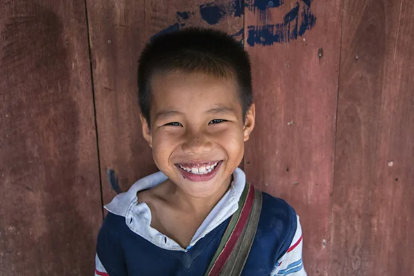 MAE KAM PONG, MAEHONGSON, THAILAND - 10 de outubro: crianças não identificadas Karen hill tribe está sorrindo na casa de campo do norte da Tailândia em 10 de outubro de 2015 em Maehongson, Tailândia . — Fotografia de Stock