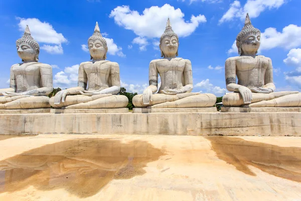 Statua di Buddha e cielo blu, Provincia di Nakhon Si Thammarat, Thailandia — Foto Stock