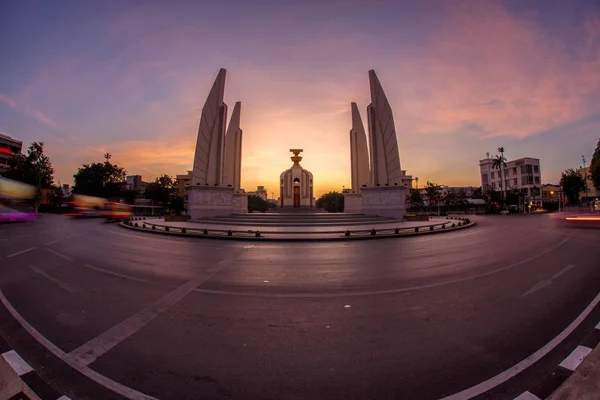Şu anda demokrasi anıtın gündoğumu zaman, Bangkok, Tayland. — Stok fotoğraf