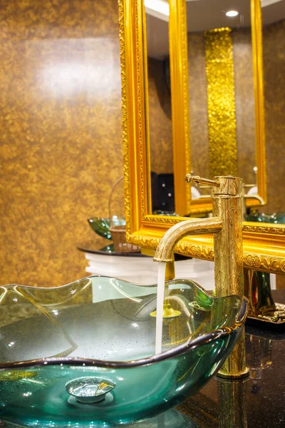 Gota de água da torneira de cor dourada . — Fotografia de Stock