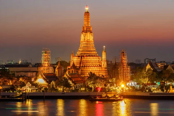 Wat Arun Temple na hora do crepúsculo em Bangkok Tailândia — Fotografia de Stock