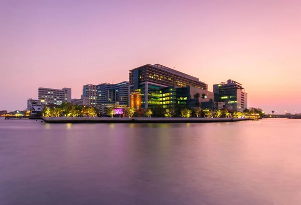 Siriraj лікарні, великих державних лікарні в Бангкоку, Таїланд, розташована на річки Чао Прайя — стокове фото