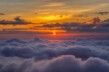 Dağlar ve günbatımı zaman, Doi Luang Chiang Dao, Chiang Mai Province, Tayland yüksek dağ manzaraya sis tabakası