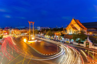 Dev salıncak ile Buddha Tapınağı alacakaranlıkta (Bangkok, Tayland)