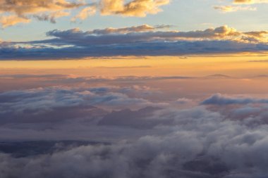 Dağlar ve günbatımı zaman, Doi Luang Chiang Dao, Chiang Mai Province, Tayland yüksek dağ manzaraya sis tabakası