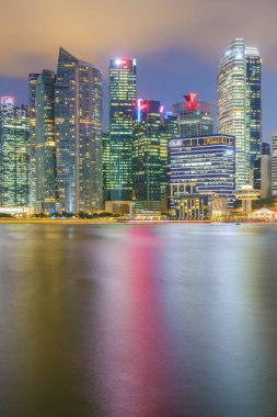 Singapur finans bölgesi ve iş binasının manzarası.