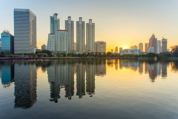 Місто Бангкок downtown на сході сонця з відображенням в Бангкоку, Таїланд — стокове фото