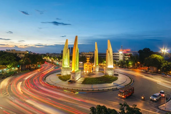 Пам "ятник демократії в Даську (Бангкок, Таїланд).) — стокове фото