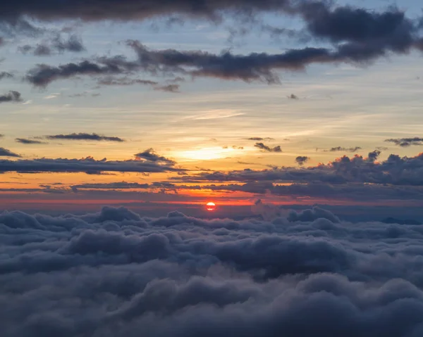 Schicht von Bergen und Nebel bei Sonnenaufgang, Landschaft bei doi luang chiang dao, hoher Berg in der Provinz Chiang mai, Thailand — Stockfoto