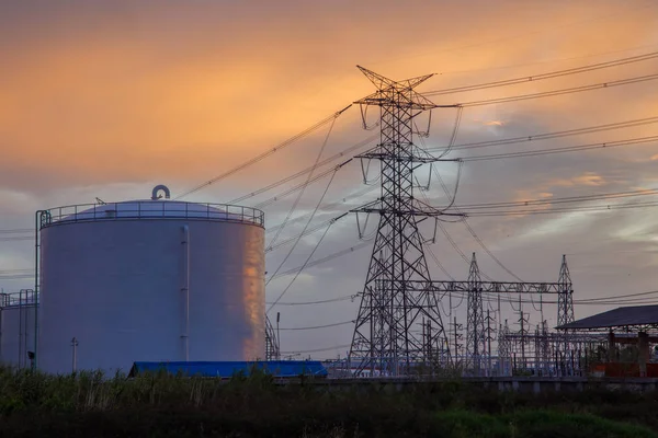 Modernes Kraftwerk und Hochspannungsmast bei Sonnenuntergang — Stockfoto