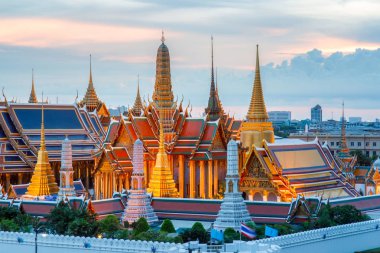 Emerald Buddha Tapınağı alacakaranlıkta güzellik. Altın ışık yakalamak tapınağın süre ve. Bu, önemli bir Budist tapınağı Tayland ve ünlü turistik varış noktası değil.