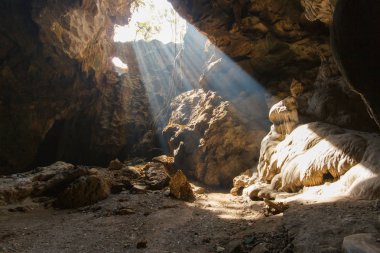 Güneş ışını Khao Luang, Phetchaburi Eyaleti, Tayland, Thailand, mağarada