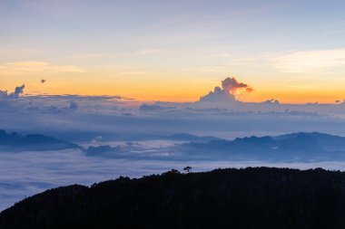 Dağlar ve günbatımı zaman, Doi Luang Chiang Dao, Chiang Mai Province, Tayland yüksek dağ manzaraya sis tabakası