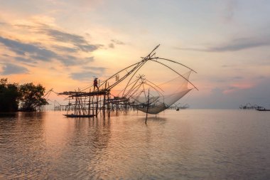 Tay tarzı balık tuzak Pak Pra Köyü, Net balıkçılık Tayland, Tayland karides balıkçı, Phatthalung, Tayland.