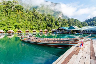 Küçük tekneler tarafından Ratchaprapha Barajı alan ili Surat Thani, Tayland seyahat.