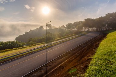 Belgili tanımlık yol korkuluğuna ile açın. sıcak sesi düzenleme