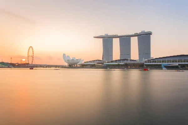 シンガポールの金融街とビジネスビルの風景. — ストック写真