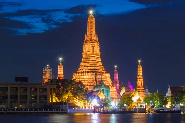 Wat Arun lugares religiosos budistas en el crepúsculo, Bangkok, Tailandia — Foto de Stock