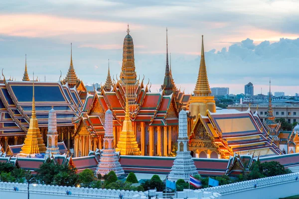 A beleza do Templo de Buda Esmeralda no crepúsculo. E enquanto o ouro do templo captura a luz. Este é um importante templo budista de Tailândia e um famoso destino turístico . — Fotografia de Stock