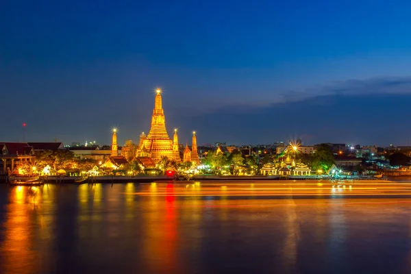 Wat arun buddhistische religiöse Stätten in der Nacht, Bangkok, Thailand — Stockfoto