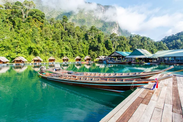 Ratchaprapha ダム タイ、スラタニ県地区小型船で旅行します。. — ストック写真